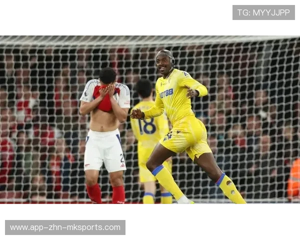 守门员在训练中演练“边线出击+后场短传”的战术配合 守门员在训练中演练“边线出击+后场短传”的战术配合